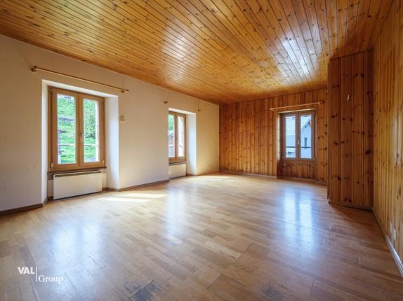 Einzigartige Wohnung mit großem Potenzial, im Herzen des Dorfes