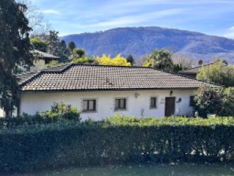 Casa indipendente di 5,5 locali su un solo piano con bel giardino e terreno separato