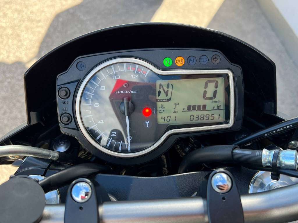 Suzuki GSR 750 zu verkaufen - Smart Propylaia (10)