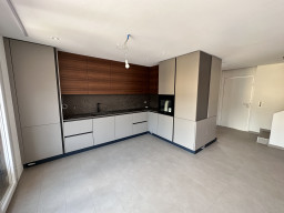 100 % renovated 4.5-room duplex apartment with 2 car garage