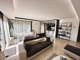 Renovated 4.5-room penthouse with roof-top and open views