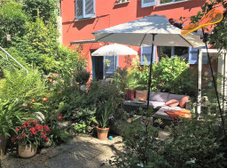 Adjacent 5.5-room corner house with garage for 2 cars and nice garden