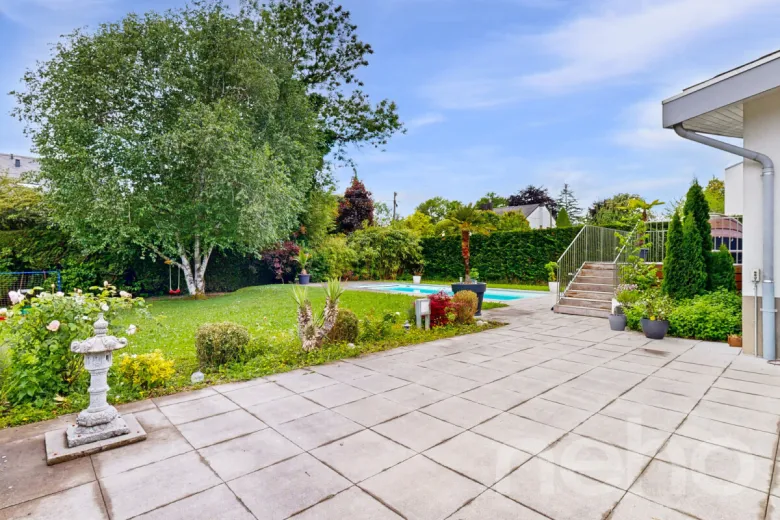 Maison à vendre à Commugny - Grande maison rénovée avec goût, jardin, piscine et superbes volumes - Smart Propylaia (9)