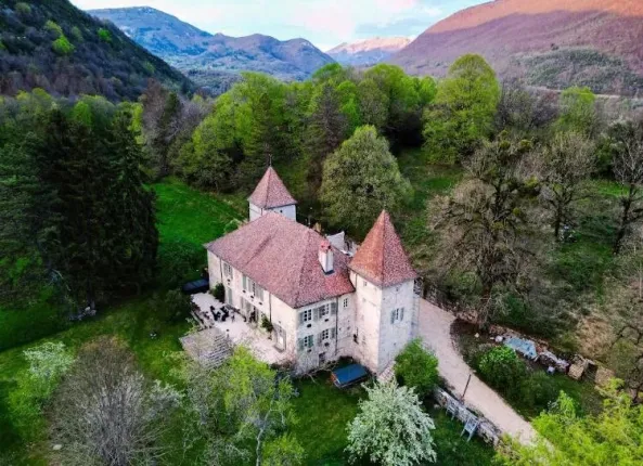 À VENDRE – Château d’Exception entre Annecy et Genève – Élégance Médiévale au Cœur du Haut-Jura.