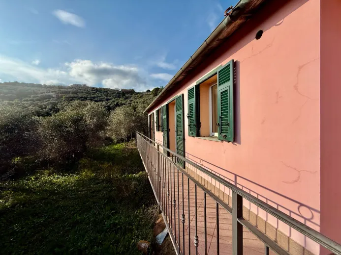 Anwesen zu verkaufen in Imperia - Freistehende VILLA ZU VERKAUFEN mit 1.000 m² großem Garten - Smart Propylaia (9)