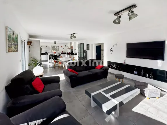 Casa in vendita a Aiguèze (38)