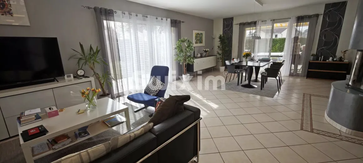 Casa in vendita a Dole - Villa tradizionale con piscina sicura e garage - Smart Propylaia (3)