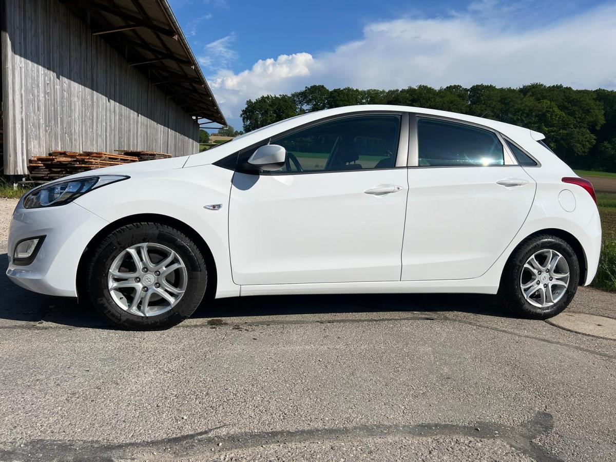 Hyundai i30 Fastback zu verkaufen - Hyundai I30 CRDI Automatique - Smart Propylaia (3)