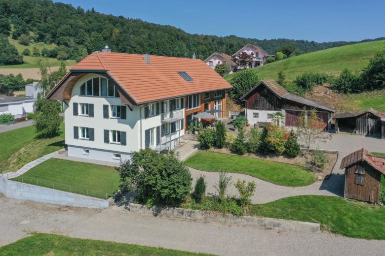 Haus zu verkaufen in Hirschthal - Zweifamilienhaus in top Zustand mit viel Umschwung an idyllischer Lage - Smart Propylaia (3)