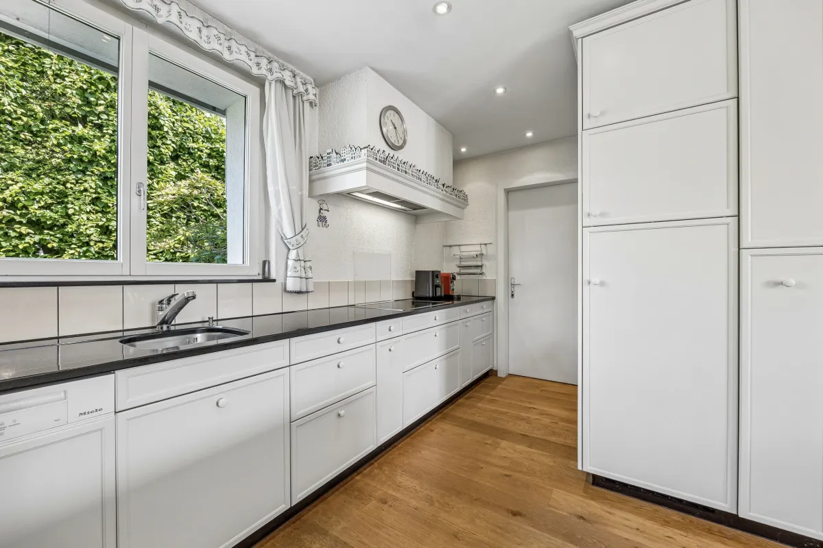 Haus zu verkaufen in Kastanienbaum - Exklusives Investitionsangebot: 7 ½ - Zimmer-EFH in Kastanienbaum (LU) mit Wohnrecht - Smart Propylaia (9)