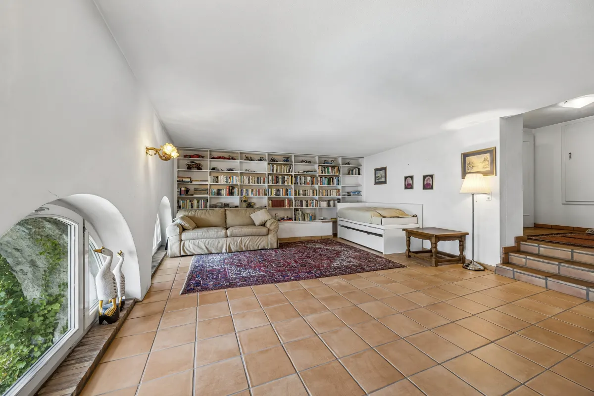 Haus zu verkaufen in Kastanienbaum - Exklusives Investitionsangebot: 7 ½ - Zimmer-EFH in Kastanienbaum (LU) mit Wohnrecht - Smart Propylaia (15)